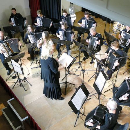 Bild enthält, Adult, Female, Person, Woman, Group Performance, Music Band, Musician, Male, Man, Indoors