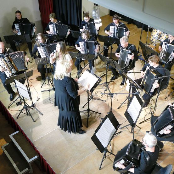 Bild enthält, Adult, Female, Person, Woman, Group Performance, Music Band, Musician, Male, Man, Indoors