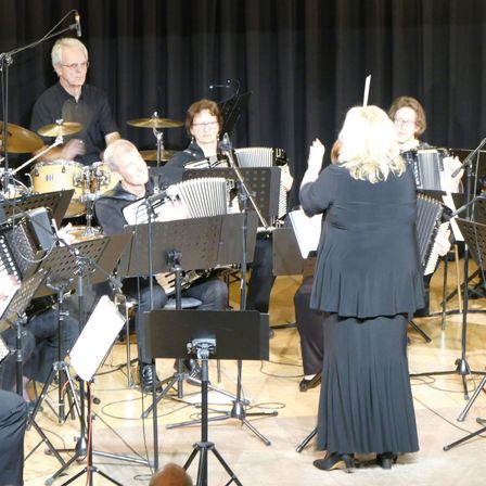 Bild enthält, Group Performance, Music Band, Person, Adult, Female, Woman, Male, Man, Glasses, Shoe