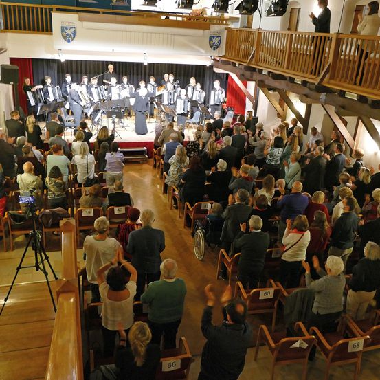 Bild enthält, People, Person, Building, Indoors, Crowd, Wood, Auditorium, Hall, Classroom, Head