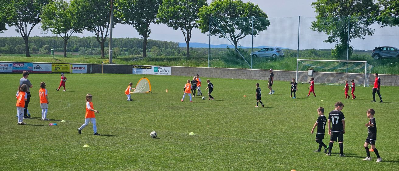 Bild enthält, People, Person, Football, Soccer, Soccer Ball, Shoe, Car, Helmet, Hat