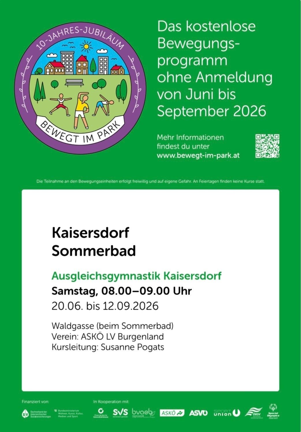 Flyer für 'Bewegt im Park' mit Logo und Text, der besagt, dass die Teilnahme kostenlos und ohne Anmeldung von Juni bis September 2026 erfolgt. Es enthält auch einen QR-Code und eine Website für weitere Informationen.