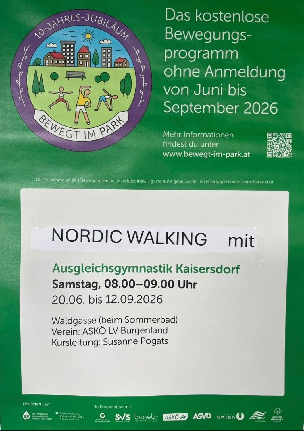 Plakat für 'Bewegt im Park' mit Logo von Menschen, die Übungen machen. Keine Anmeldung erforderlich von Juni bis September 2026. Mehr Infos unter www.bewegt-im-park.at.