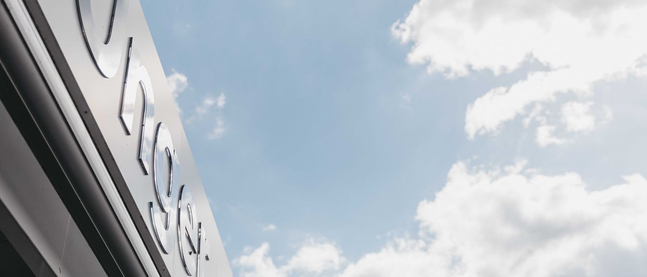 Bild enthält, Nature, Outdoors, Sky, Symbol, Text, Azure Sky, Cloud, Sign