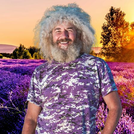 Bild enthält, Adult, Male, Man, Person, Flower, Face, Head, Portrait, Purple, Hair