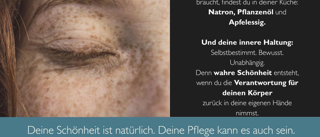 Ein Bild zeigt ein Nahaufnahme von einem Frauenauge mit Sommersprossen, Text über natürliche Schönheit und Selbstbestimmung.