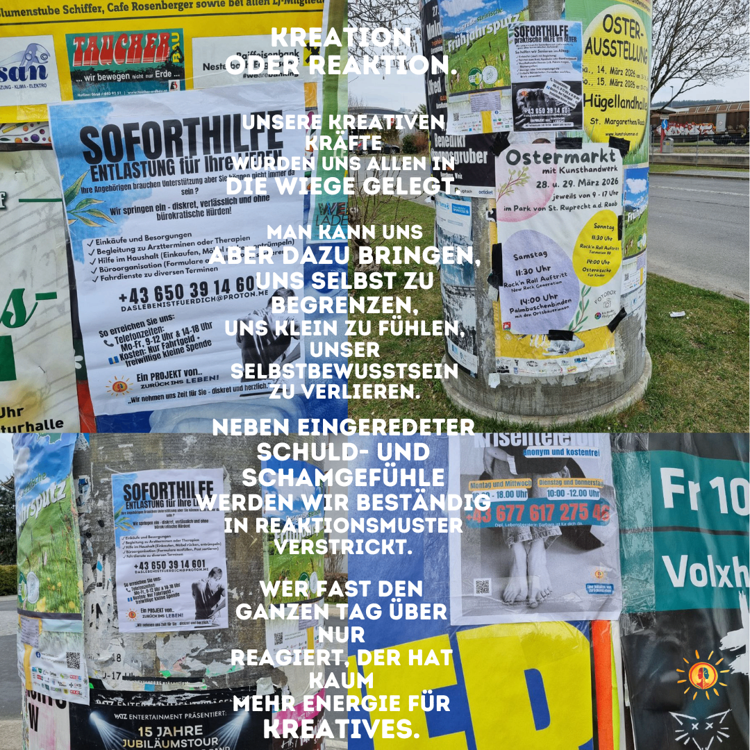 Ein Pfosten zeigt verschiedene Plakate. Das oberste Plakat zeigt 'Kreation oder Reaktion'. Darunter sind mehr Plakate mit Phrasen wie 'Unsere kreativen Kräfte', 'Soforthilfe' und 'Entlastung'. Unten sind kleinere Texte und eine Nummer.