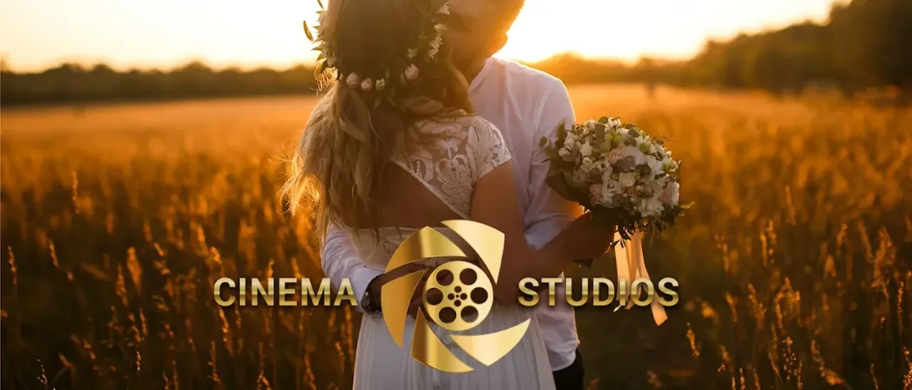 Jungvermählte auf einem Feld mit einem Blumenstrauß, Cinema Studios Logo überlagert.