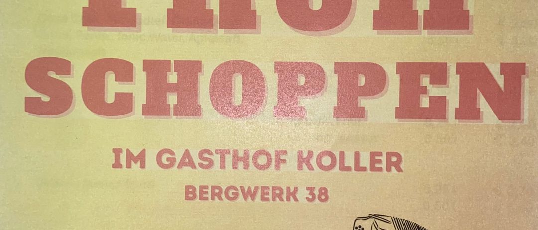 Plakat für eine frühe Morgenbierveranstaltung im Gasthof Koller, Bergwerk 38. Es beginnt um 10:00 Uhr mit Musik von Andi & Ali. Es gibt ein Bild von Wurst und Akkordeon.