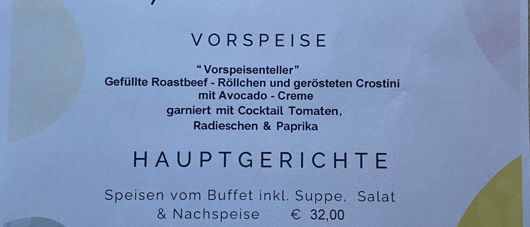 Ein Speiseplan für ein Osterbuffet. Es beinhaltet eine Vorspeise, Hauptgerichte vom Buffet und Dessert. Die Vorspeise besteht aus gefülltem Roastbeef mit Avocadocreme. Die Hauptgerichte umfassen Suppe, Salat und Dessert. Der Preis beträgt 32 Euro.