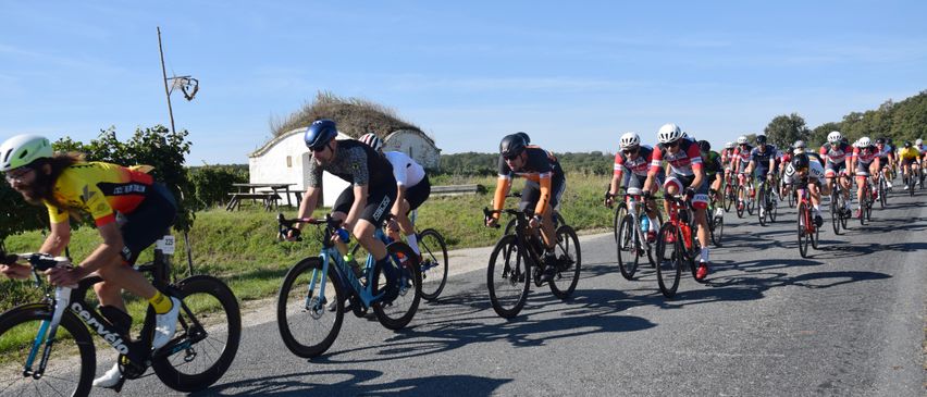 Bild enthält, Helmet, Wheel, Person, Bicycle, Vehicle, Adult, Male, Man, Cycling, Shoe