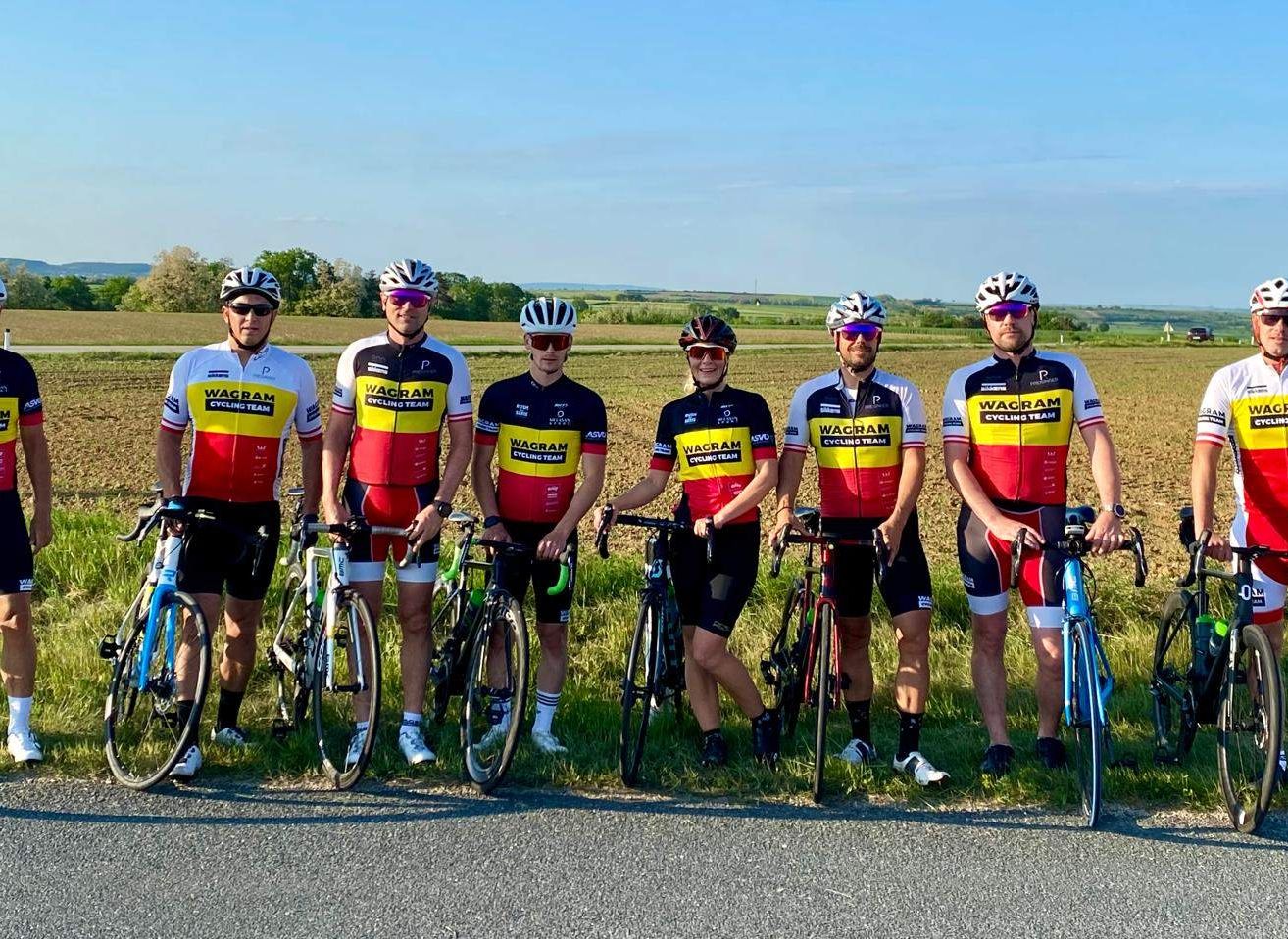 Bild enthält, Helmet, People, Person, Shorts, Boy, Male, Teen, Bicycle, Wheel, Cycling