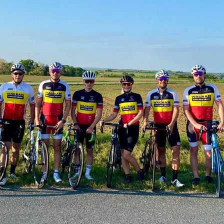 Bild enthält, Helmet, People, Person, Shorts, Boy, Male, Teen, Bicycle, Wheel, Cycling