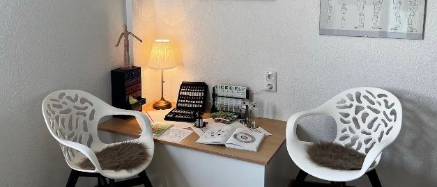 Bild enthält, Furniture, Table, Chair, Lamp, Home Decor, Person, Desk, Indoors, Interior Design, Living Room