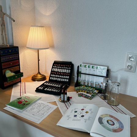 Bild enthält, Text, Person, Book, Publication, Furniture, Table, Document, Receipt, Lamp, Desk