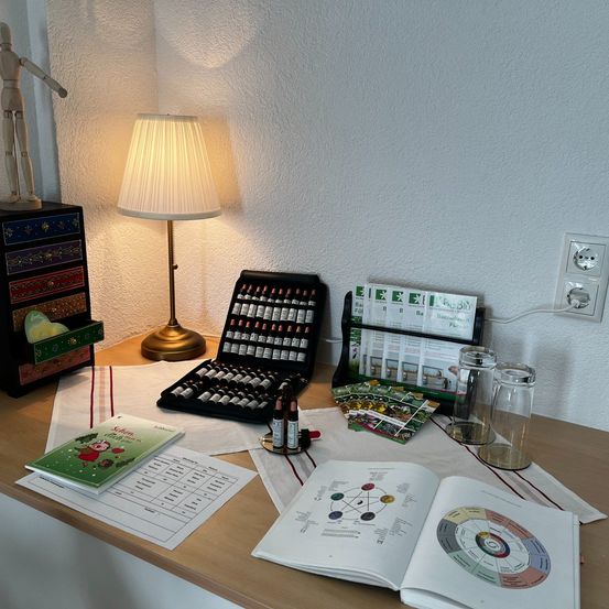 Bild enthält, Text, Person, Book, Publication, Furniture, Table, Document, Receipt, Lamp, Desk