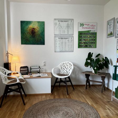 Bild enthält, Home Decor, Furniture, Table, Floor, Living Room, Flooring, Plant, Interior Design, Rug, Wood