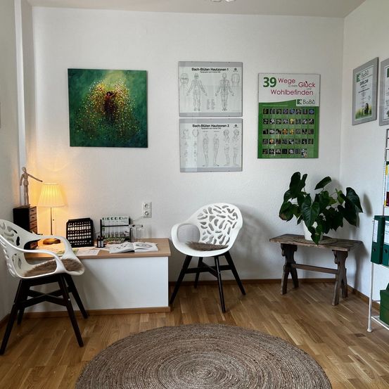 Bild enthält, Home Decor, Furniture, Table, Floor, Living Room, Flooring, Plant, Interior Design, Rug, Wood