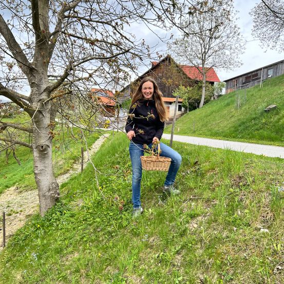 Bild enthält, Person, Sitting, Pants, Jeans, Female, Girl, Teen, Shoe, Coat, Face