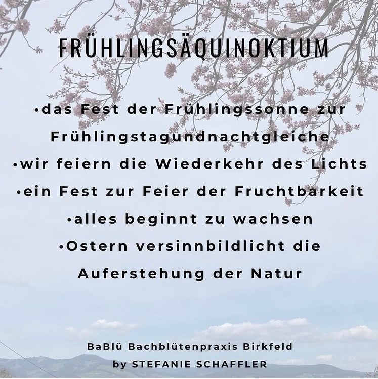 Ein Poster mit einem Baum mit Kirschblüten und Himmel mit Bergen im Hintergrund. Der Titel lautet 'Frühlingsäquinoktium'. Das Poster feiert die Frühlingstagundnachtgleiche, die Rückkehr des Lichts und das Erwachen der Natur.