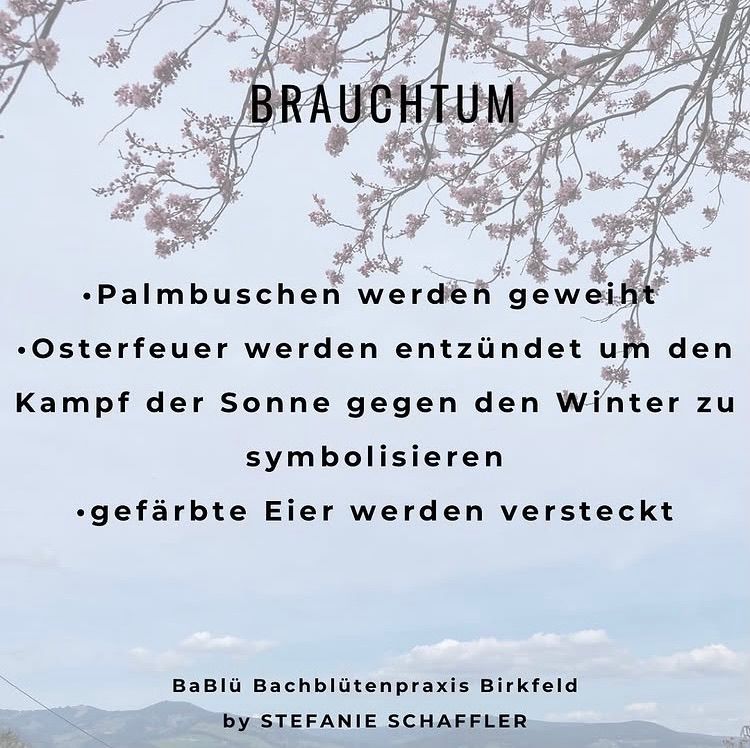 Ein Plakat mit einem rosa Baum im Hintergrund, es steht Brauchtum. Palmzweige werden verbrannt, Osterfeuer werden entzündet, um den Kampf der Sonne gegen den Winter zu symbolisieren, gefärbte Eier werden versteckt.