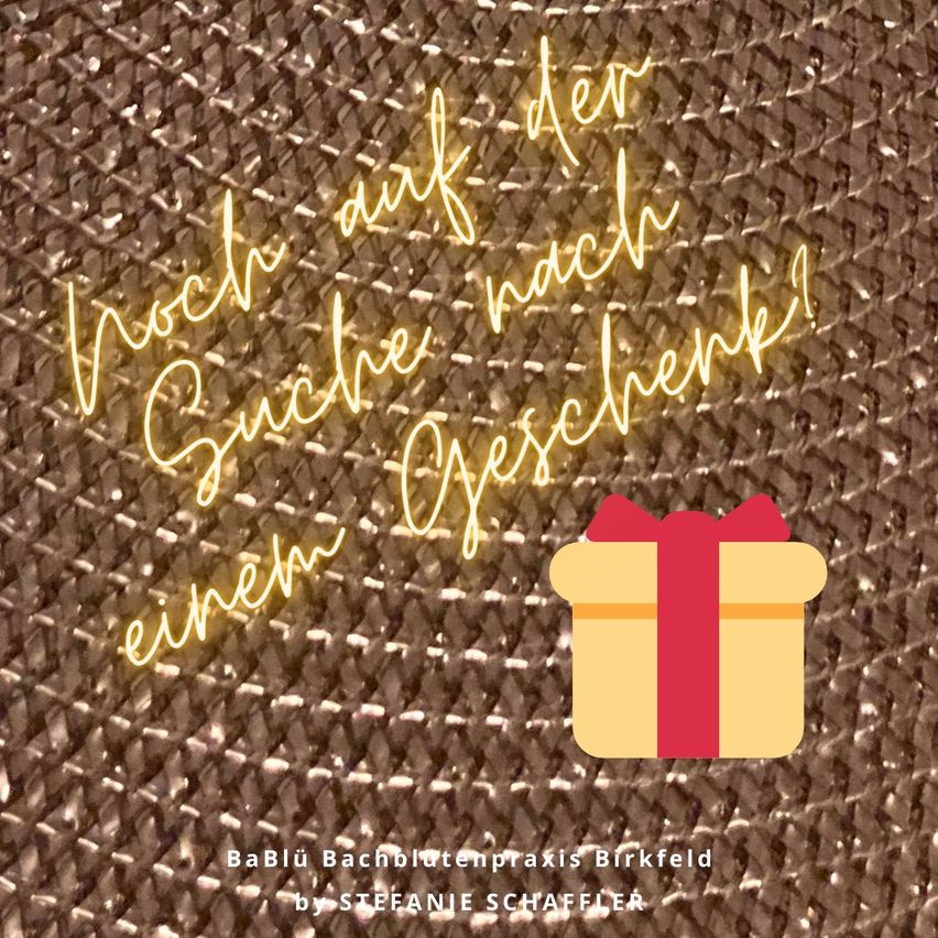 Ein Bild eines Geschenkkastens mit einer roten Schleife, mit Neontext-Überlagerung, der 'Suche nach dem Geschenk nach dem Suchen!' lautet.