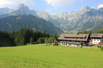 Bild enthält, Grass, Nature, Outdoors, Scenery, Mountain, Mountain Range, Peak, Building, Field, Landscape