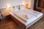 Bild enthält, Wood, Furniture, Interior Design, Bed, Hardwood, Cushion, Home Decor, Mattress, Stained Wood, Pillow
