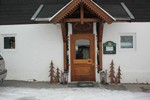 Bild enthält, Architecture, Building, House, Housing, Porch, Car, Transportation, Vehicle, Door, Wood