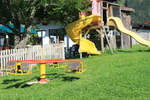 Bild enthält, Outdoor Play Area, Outdoors, Play Area, Grass, Plant, Person, Lawn, Chair, Furniture