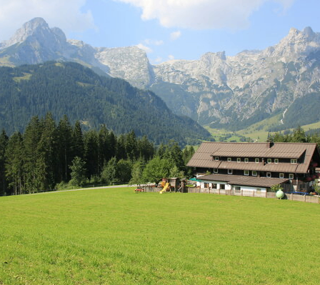 Bild enthält, Grass, Nature, Outdoors, Scenery, Mountain, Mountain Range, Peak, Soccer Ball, Building, Field