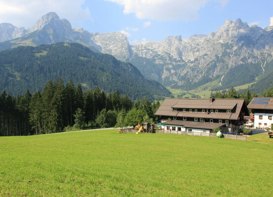 Bild enthält, Grass, Nature, Outdoors, Scenery, Mountain, Mountain Range, Peak, Soccer Ball, Building, Field