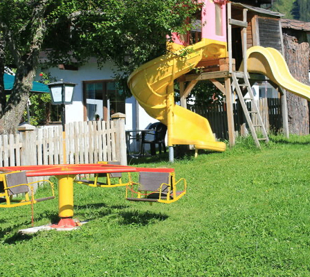 Bild enthält, Outdoor Play Area, Outdoors, Play Area, Grass, Plant, Person, Lawn, Chair, Nature, Yard