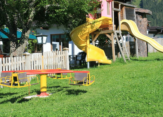 Bild enthält, Outdoor Play Area, Outdoors, Play Area, Grass, Plant, Person, Lawn, Chair, Nature, Yard