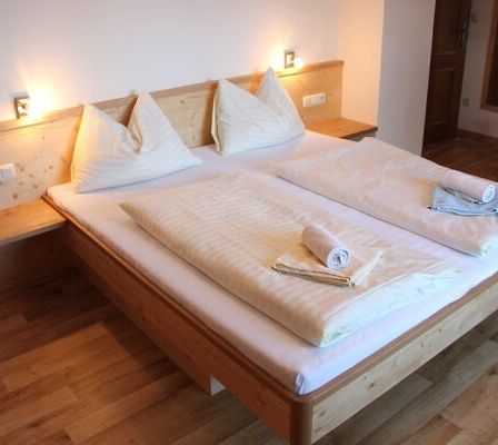 Bild enthält, Indoors, Interior Design, Wood, Furniture, Cushion, Home Decor, Bed, Hardwood, Mattress, Pillow