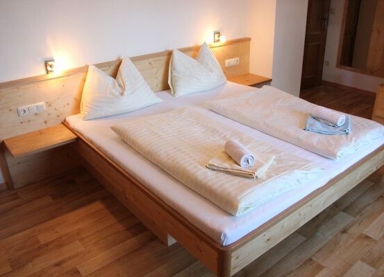 Bild enthält, Indoors, Interior Design, Wood, Furniture, Cushion, Home Decor, Bed, Hardwood, Mattress, Pillow
