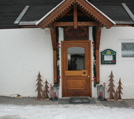 Bild enthält, Architecture, Building, House, Housing, Porch, Car, Transportation, Vehicle, Door, Wood