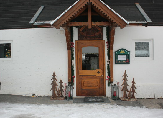 Bild enthält, Architecture, Building, House, Housing, Porch, Car, Transportation, Vehicle, Door, Wood