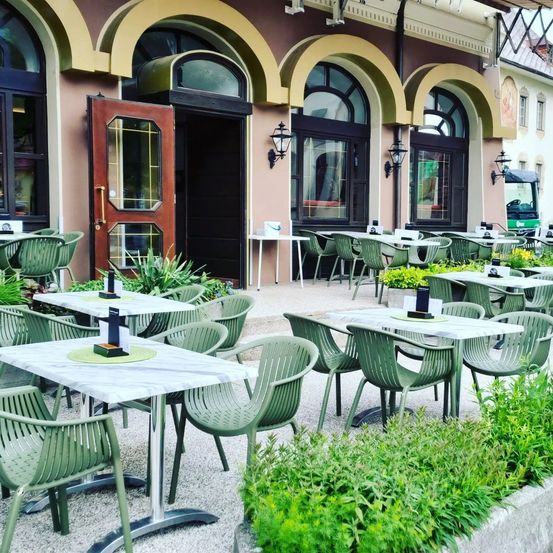 Bild enthält, Indoors, Restaurant, Dining Table, Furniture, Table, Cafeteria, Terrace, Chair, City, Housing