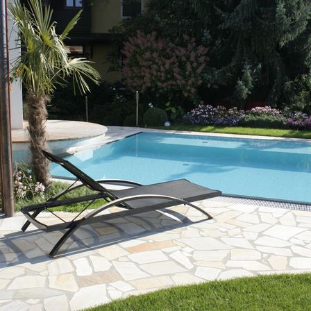 Bild enthält, Path, Walkway, Backyard, Outdoors, Flagstone, Pool, Water, Patio, Swimming Pool, Furniture