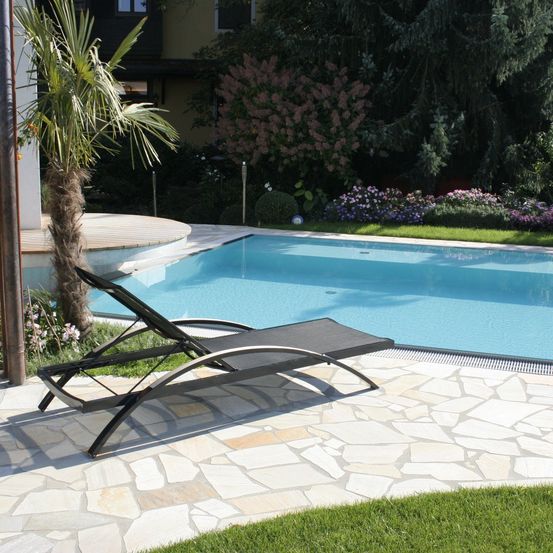 Bild enthält, Path, Walkway, Backyard, Outdoors, Flagstone, Pool, Water, Patio, Swimming Pool, Furniture