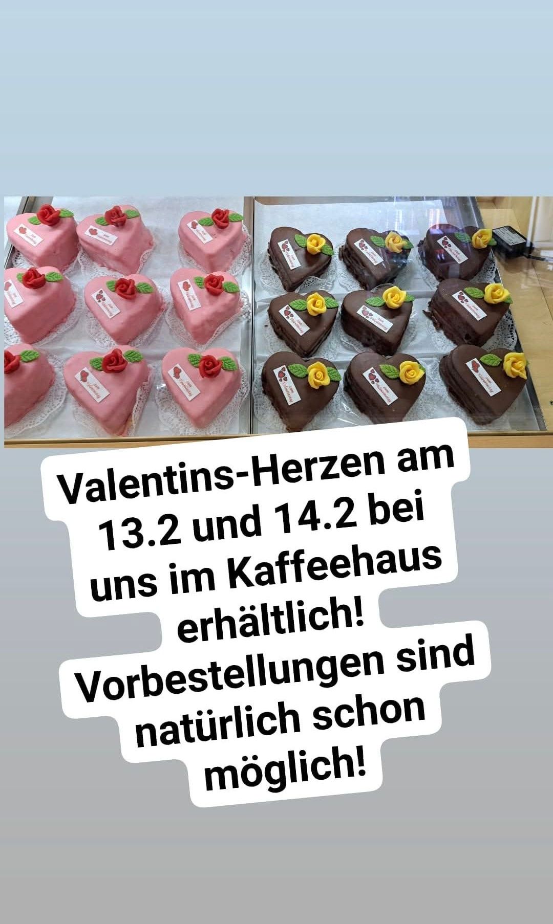 Ein Bild von zwei Tabletts mit herzförmigen Kuchen, verziert mit Rosen und gelben Blumen. Der Text lautet 'Valentins-Herzen am 13.2 und 14.2 bei uns im Kaffeehaus erhältlich!' auf Deutsch.