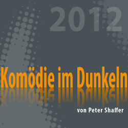 2012-Banner mit 'Komödie im Dunkeln' von Peter Shaffer auf grauem Hintergrund mit weißen Punkten.