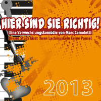 Werbeposter für das Theaterstück 'Sie sind richtig!' von Marc Camoletti, verspricht Lachen ohne Pause. Das Design hat ein musikalisches Thema mit Klaviertasten und Herzen. Jahr 2013.