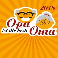 Ein Poster aus dem Jahr 2018 mit zwei älteren Menschen mit Brille, die lächeln. Der Text 'Opa ist die beste Oma' steht auf einem orangefarbenen Hintergrund.