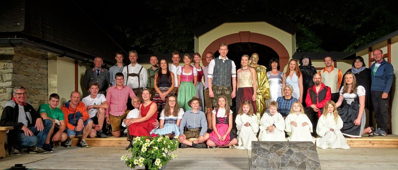 Bild enthält, Potted Plant, Dress, Photography, Portrait, People, Flower Arrangement, Flower Bouquet, Formal Wear, Gown, Suit