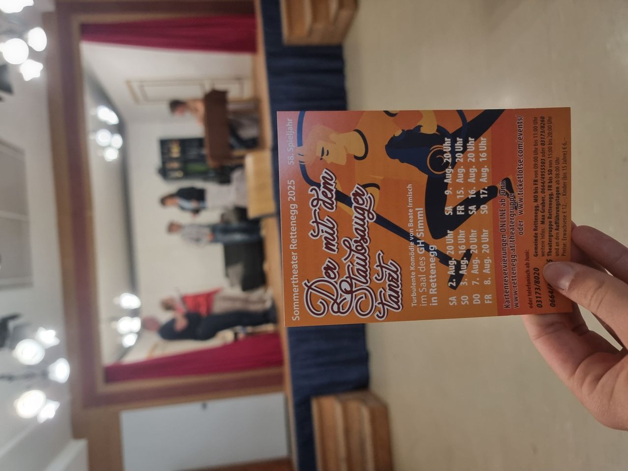 Ein Plakat für 'Der Staubsauger' Sommertheater Rettenegg 2025 zeigt eine abstrakte Illustration. Aufführungstermine und -zeiten sind aufgeführt, ebenso wie Preise und eine Kontaktnummer.