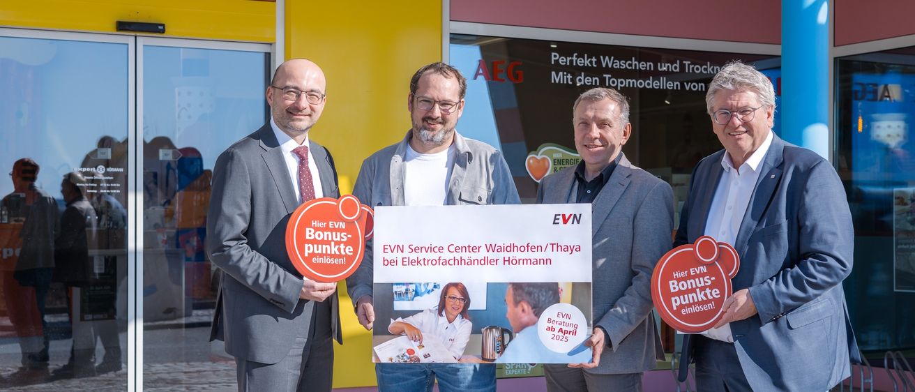 Bild enthält, Advertisement, Adult, Male, Man, Person, Jeans, Poster, Suit, Coat, People