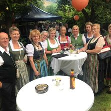 Bild enthält, People, Person, Table, Dining Table, Adult, Female, Woman, Male, Man, Bride
