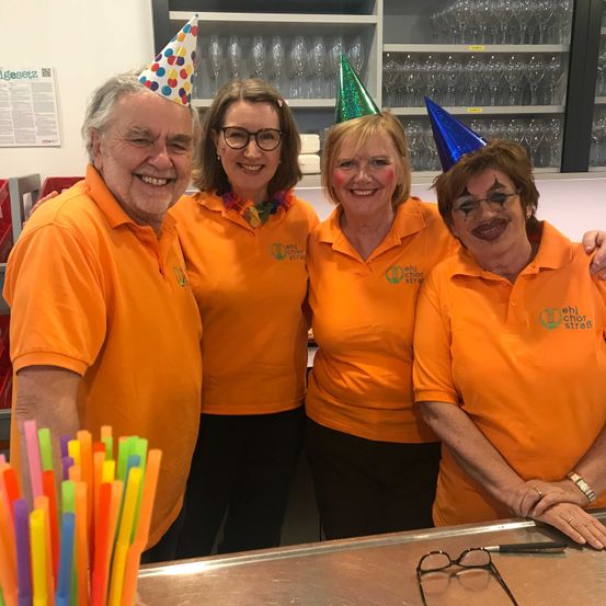 Bild enthält, Hat, People, Person, Adult, Female, Woman, Portrait, Male, Man, Glasses